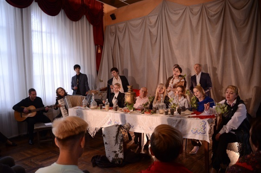 В Борисоглебском драмтеатре зрителям рассказали о Есенине