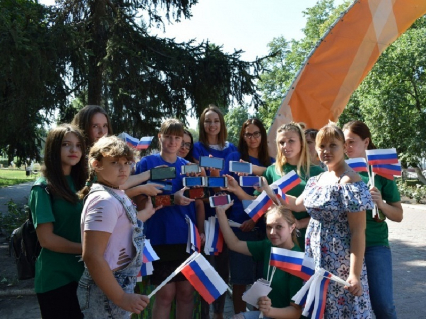 День флага России отметили в Борисоглебске акцией
