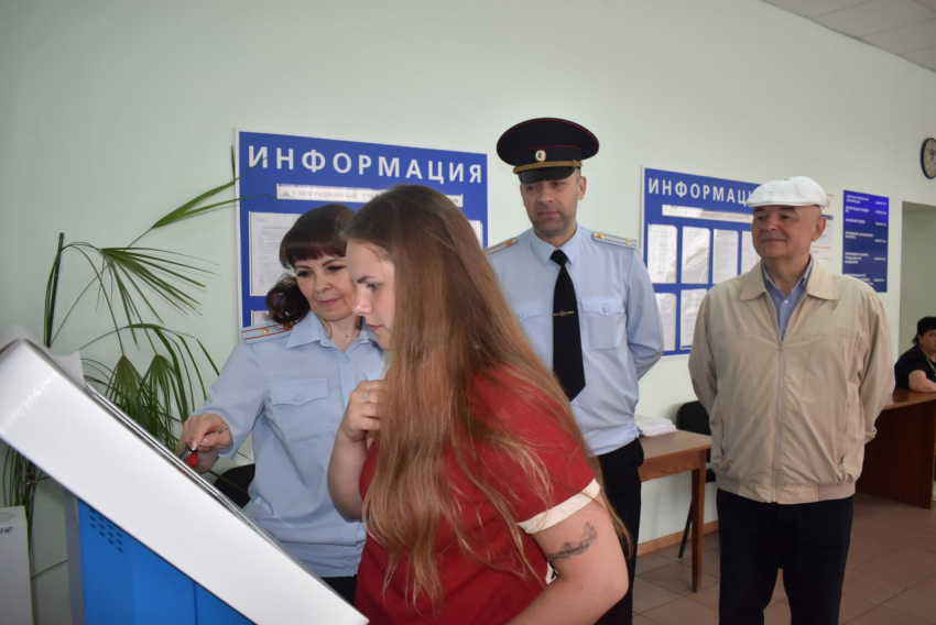 В Борисоглебске общественники проверили работу отделов миграции и ГИБДД