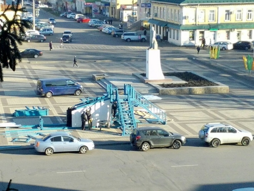 На главной площади Борисоглебска приступили к установке горок