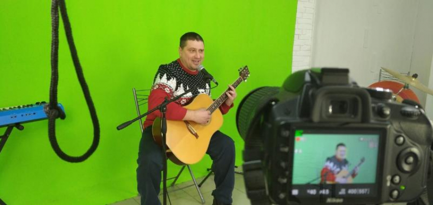 Подарок к Новому году и Рождеству сделал борисоглебцам поэт и музыкант Олег Никитин 