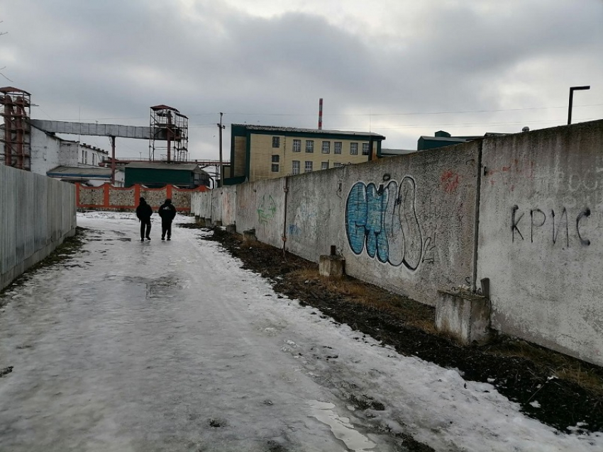 Об опасном заборе при въезде в Новохоперск сообщили местные жители 