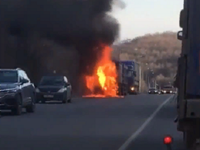 Горящий КамАЗ попал на видео на выезде из Борисоглебска 