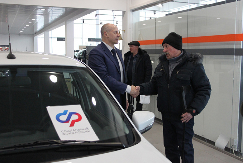 Пострадавшему на работе жителю Воронежской области вручили автомобиль «Lada Granta»