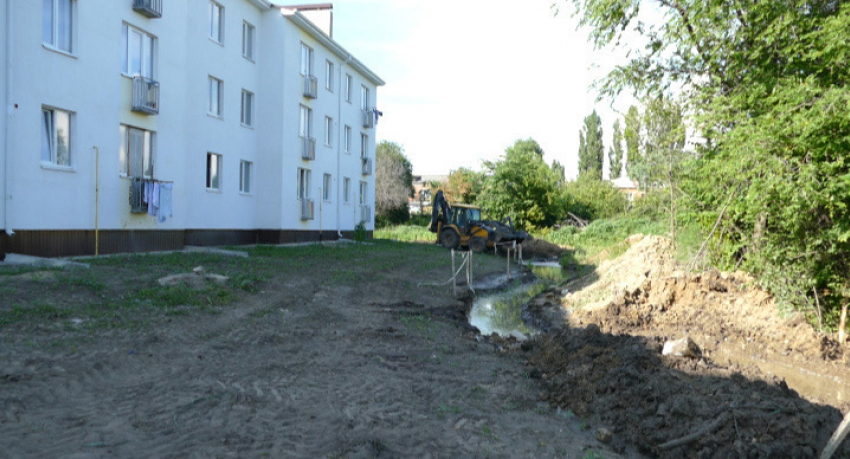 В Борисоглебске жители многоквартирного дома, построенного «на воде», требуют от администрации БГО устранить причины подтопления