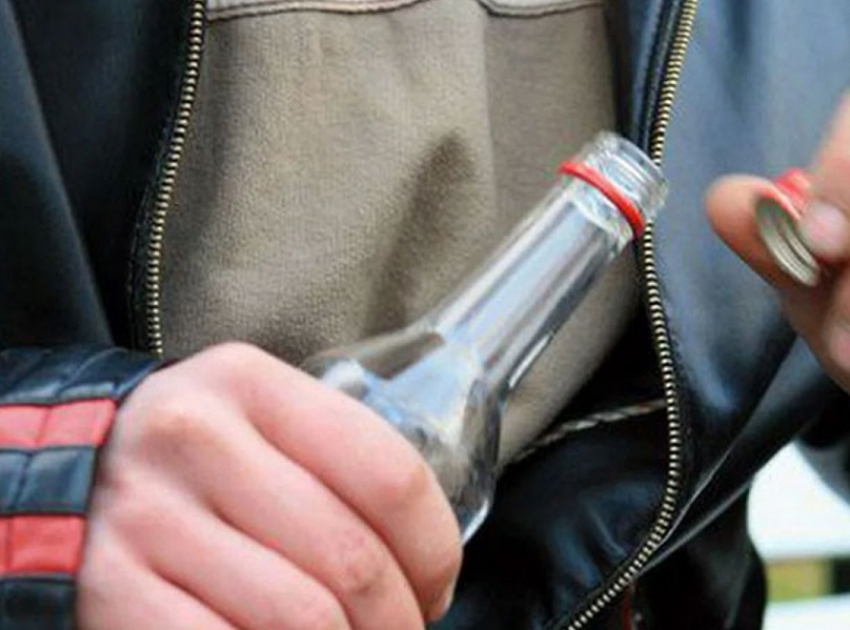 Местного жителя задержали за кражу алкоголя и копилки в Новохоперском районе