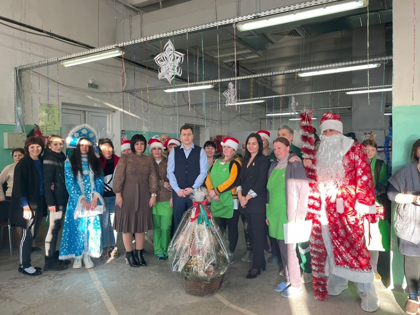 Сотрудников АО «Борисоглебский трикотаж» традиционно поздравили с наступающим Новым годом