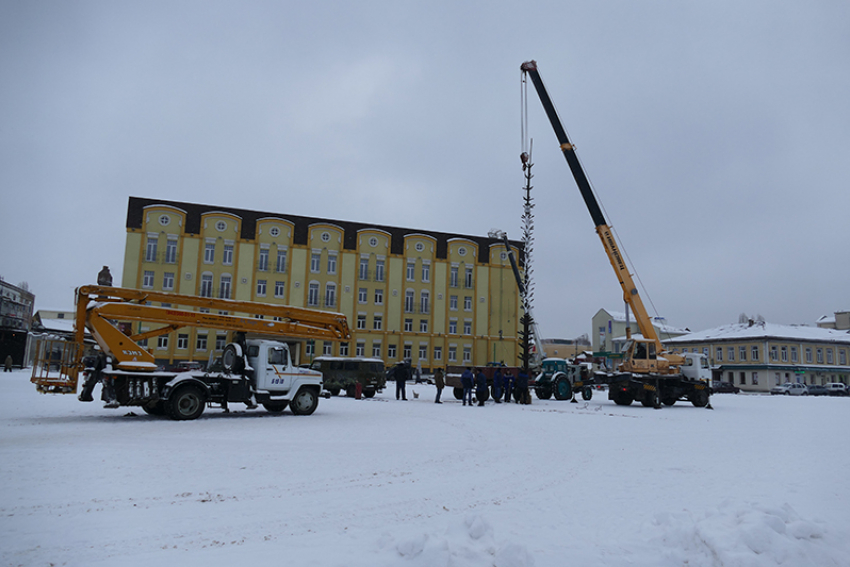 Фото дня: на центральной площади Борисоглебска начали установку главной городской елки