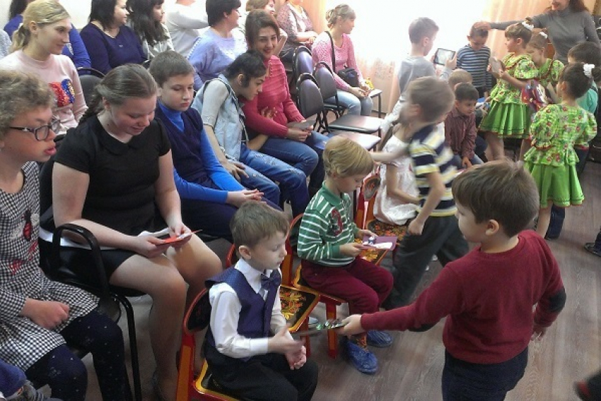 В Борисоглебске воспитанники, родители и педагоги детского сада №12 провели акцию для детей с ОВЗ и их мам