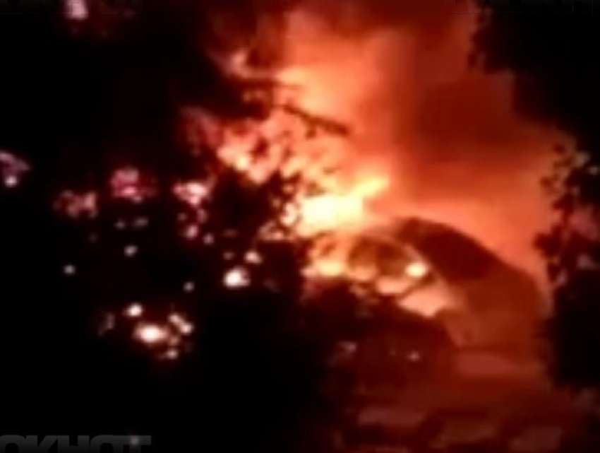 Массовое горение иномарок сняли ночью на видео в Воронеже