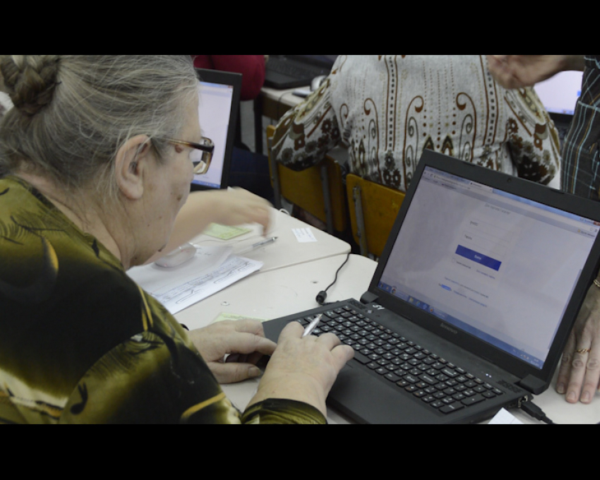 Пенсионеров в Борисоглебске бесплатно учат пользоваться современными гаджетами