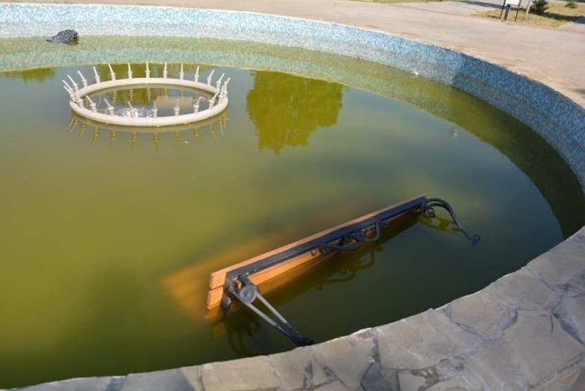В центре Поворино вандалы утопили в фонтане скамейку.